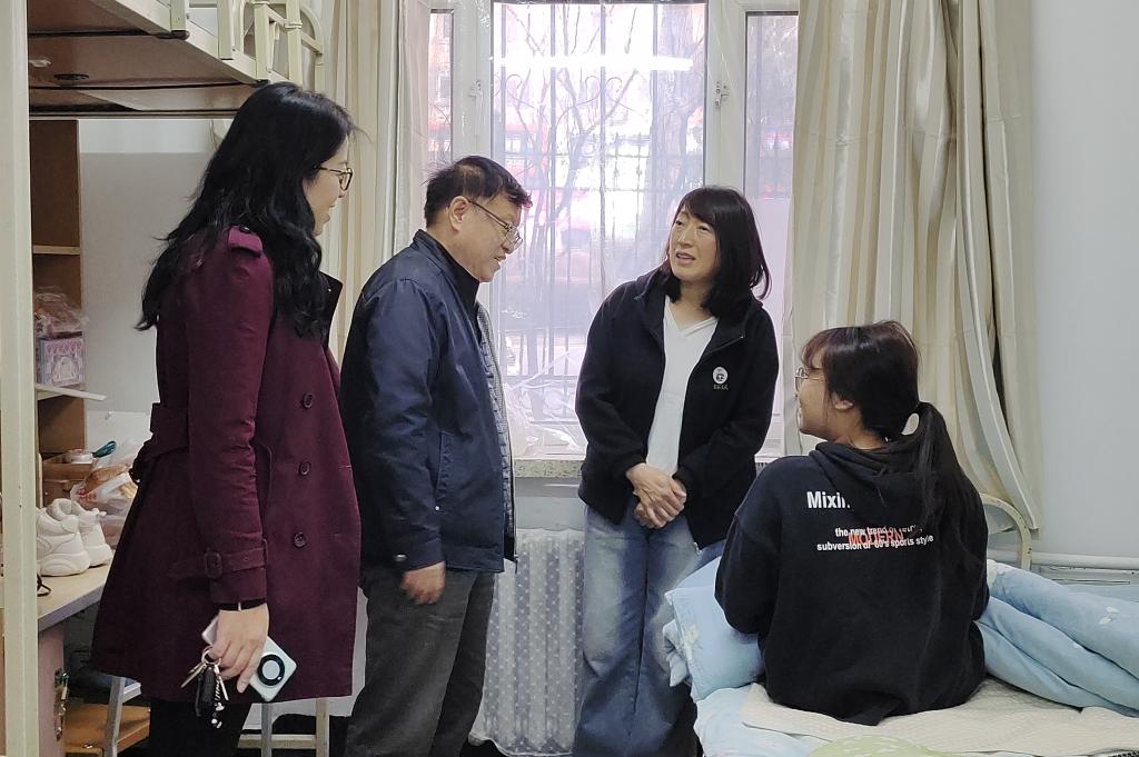 新闻传播学院院长徐江善看望学院生活困难学生-新闻传播学院
